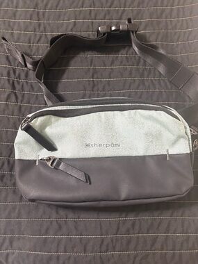 Sherpani belt bag / crossbody pack